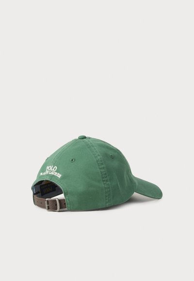 Zielona bawełniana czapka z wygiętym daszkiem, regulowanym brązowym paskiem i białym haftem "Polo Ralph Lauren" z tyłu.