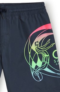 Námorné plavky vyrobené z tkaniny s rýchlym schnutím, s gradientným multikolórovým dizajnom postavy, ktorá sa natiahne a logom. Základná elastická šnúrka je súčasťou.
