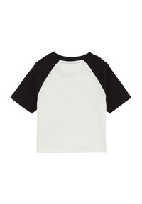 Camiseta de manga corta con un cuerpo blanco y mangas raglán negras. Textura acanalada, diseño sencillo y cuello redondo.
