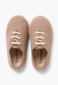 Scarpe in suede beige con punta arrotondata, dotate di quattro lacci beige e un interno morbido. La suola è texturizzata per garantire aderenza.