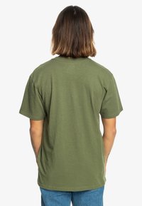 Olive green unisex t-shirt made of soft cotton. Relaxed fit, short sleeves, classic crew neck, and plain design with no visible logos.
