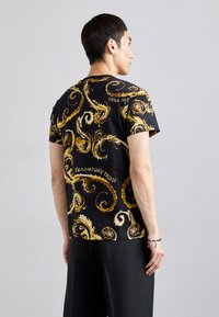 Versace Jeans Couture CHROMO - Tričko s potlačou - black/gold