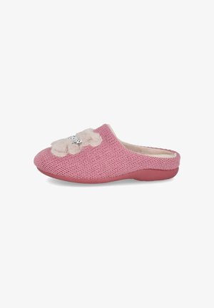 Zapatilla de punto rosa con un suave acento floral de piel sintética en la parte superior y una suela de goma flexible. Superficie texturizada y diseño de parte trasera abierta.