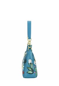 Blauwe lederen handtas met bloemenborduurwerk, gouden hardware en een vlakke handgreep. Heeft een taps toelopende vorm en een ritscompartiment.