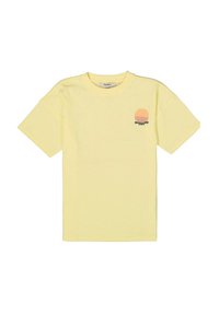 Geel T-shirt met korte mouwen en een ronde halslijn, versierd met een kleine grafiek van een zonsondergang en tekst op de borst. Zacht, lichtgewicht materiaal.
