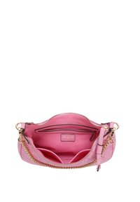 Rosa Lederhandtasche mit geprägtem Muster, goldenen Beschlägen und einem Kettenakzent. Das Innenleben verfügt über mehrere Fächer und eine mit Reißverschluss verschließbare Tasche.