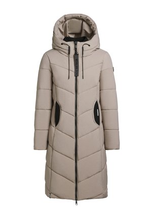 Manteau rembourré beige clair avec une grande capuche, fermeture éclair noire et poches latérales. Il présente des coutures en chevron et une finition texturée.