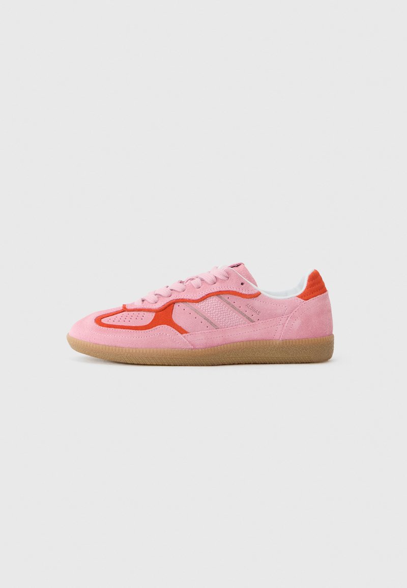 Sapatilhas de camurça rosa com detalhes laranja e cinza, bico redondo, sola de borracha plana e detalhes perfurados nas laterais.
