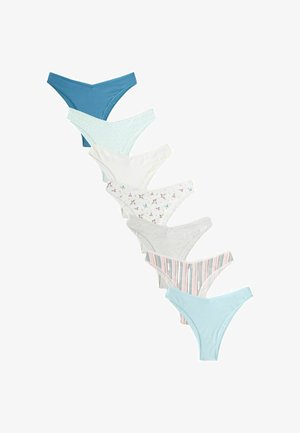 Hét női bikini stílusú alsónemű különböző színekben és mintákkal, átlósan elrendezve fehér háttéren.