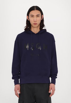 Sweat à capuche bleu marine avec une poche kangourou à l'avant, arborant un logo noir brillant "MSGM MILANO". Fabriqué en tissu doux et texturé, avec une coupe décontractée.