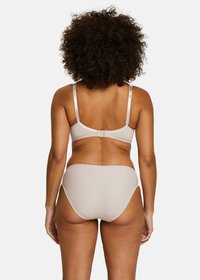 Ensemble de lingerie beige comprenant un soutien-gorge légèrement rembourré avec des bretelles ajustables et un slip taille haute assorti, texture lisse, coutures minimales.