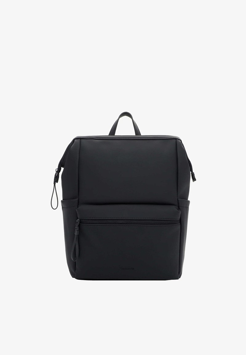 Sac à dos rectangulaire noir avec une poche avant zippée, une poignée supérieure et des détails de fermeture éclair latéraux sur un fond blanc.
