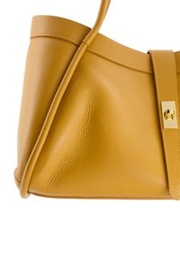 Gelbe Lederhandtasche mit strukturiertem Finish, ausgestattet mit einer klaren Form, einem flachen Tragegurt und einem goldenen Metallverschluss-Detail.