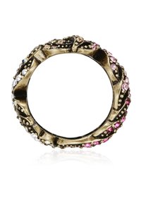 Inel din bronz cu modele decorative de frunze, împodobit cu pietre strălucitoare roz și transparente de-a lungul marginii, suprafață texturată, formă circulară.
