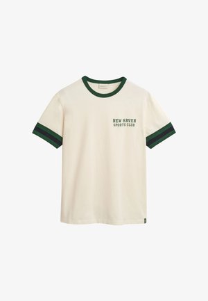 Kortärmad krämfärgad T-shirt med mörkgrön ribbad rund hals och randiga ärmsmycken. "NEW HAVEN SPORTS CLUB" tryckt på framsidan.