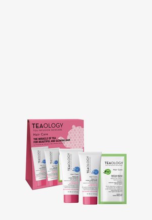 Kit per la cura dei capelli Teaology che include tre tubi: shampoo al tè alla pesca, balsamo al tè alla pesca e siero riparatore al matcha verde, con packaging rosa e verde.