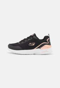 Schwarzer Sportschuh mit Mesh-Obermaterial, roségoldenen Akzenten und einer gepolsterten weißen Sohle. Verfügt über Schn�ürsenkel und ein Logo an der Seite.