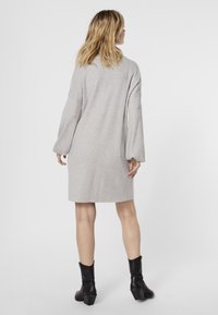 Vero Moda VMNANCY FUNNELNECK NOOS - Stickad klänning - light grey melange