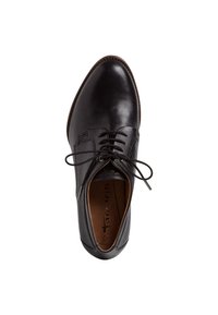 Černá kožená oxfordka s kulatou špičkou, strukturálními bočními panely a černými tkaničkami, pohledem shora na bílém pozadí.