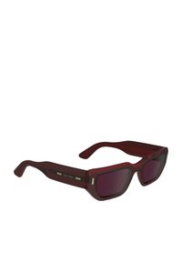Occhiali da sole rettangolari con montatura trasparente di un rosso scuro, lenti scure sfumate e sottili dettagli dorati sulle astine.