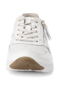 Witte sneaker van leer met mesh-panelen, voorzien van platte veters, een zijrits en een lichtbruine rubberen zool.