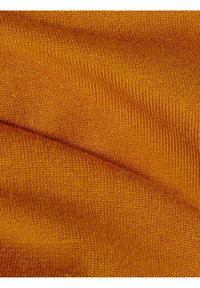 Strukturierter, gestrickter Stoff in goldenem Orange mit feinen Rippungen, der eine glatte, weiche Oberfläche und einen leichten Glanz aufweist.