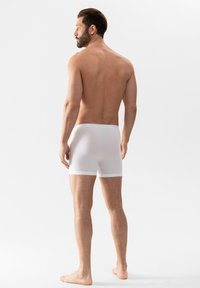 Witte katoenen boxershorts met een grijze elastische tailleband, met een snug fit en een gladde textuur, gezien van de achterkant.