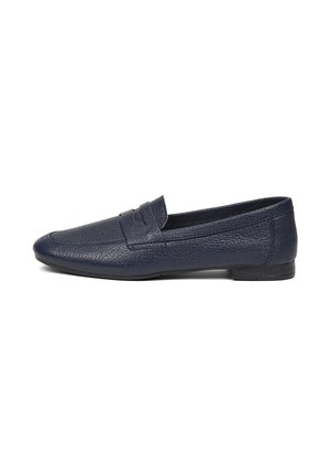 Marineblauwe leren loafer met een textuur, lage hak en een klassieke pennyriem, vanaf de zijkant getoond op een witte achtergrond.