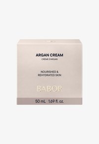 Argankräm förpackning i mjuk beige med glansig yta. Främre text i mörkblått säger "ARGANKRÄM" och "BABOR." Storlek: 50 mL, 1.69 fl. oz.