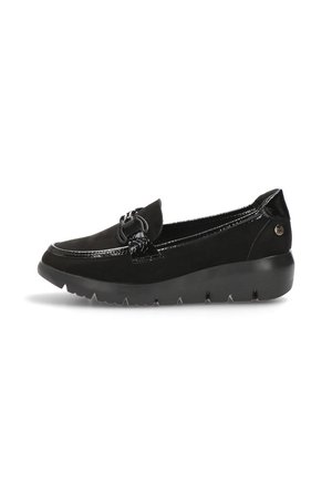 Zapato negro sin cordones con parte superior de ante, detalles en cuero charol, puntera redonda, adorno de nudo decorativo y una suela de goma gruesa.