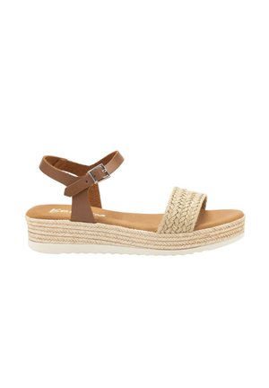 Sandalia de tobillo de cuero color cuero con parte superior de rafia trenzada y suela de cuña estilo espadrille blanca. Plantilla texturizada para mayor comodidad.