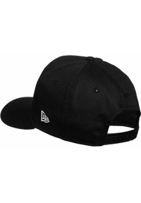 Melnā cepure ar izliekto malu un regulējamu snapback aizdari. Sānos ir izšūts balts logo. Izgatavota no izturīga auduma.