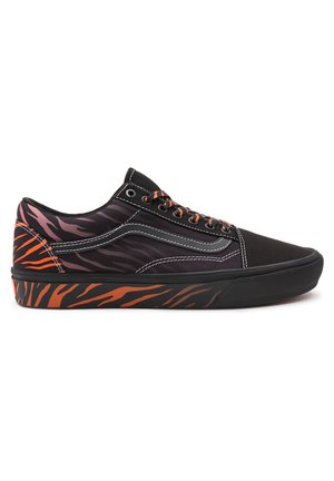Basket basse noire avec des rayures tigre orange et noires sur la semelle, le talon et les lacets, coutures blanches et bande latérale grise.
