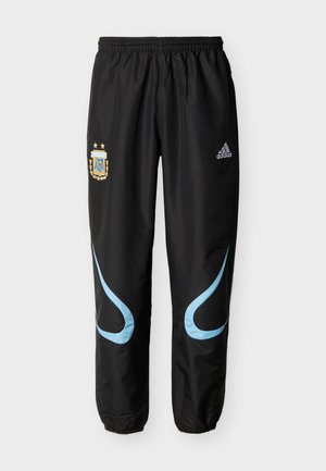 Černé sportovní kalhoty se světle modrými zakřivenými pruhy, elastickým pasem, erbem Argentiny na levém stehně a logem Adidas na pravém stehně.