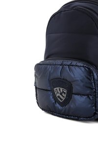 Navy nylon rugzak met een gevoerd voorvak. Voorzien van een glanzend accent met een decoratieve logo in rhinestones. Dubbele rits sluiting.