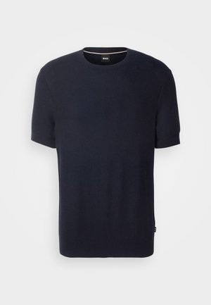 T-shirt a maniche corte in maglia blu navy con scollatura rotonda, stoffa testurizzata e un piccolo etichetta sul lato.