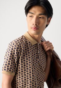 Scotch & Soda MICRO ALLOVER PRINT REGULAR FIT - Poloshirt - tannin