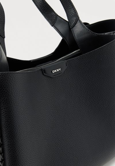 Черна кожена текстурирана чанта DKNY с двойни дръжки и вътрешно отделение с цип.