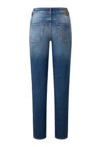 Jean en denim bleu avec effet délavé, jambes droites, deux poches arrière et une étiquette de marque marron sur la ceinture.