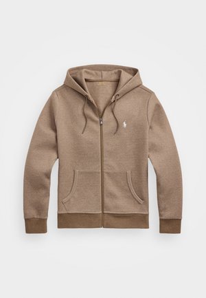 Gilet à zip marron fabriqué en tissu doux, doté d'une poche kangourou, d'une capuche avec cordon de serrage et d'un petit logo brodé sur la poitrine gauche.