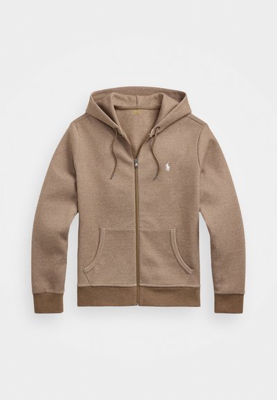 Rjavi zip-up kapucar iz mehkega blaga, ki ima kenguru žep, kapuco s sešiti vrvico in majhen vezen logotip na levi prsni strani.