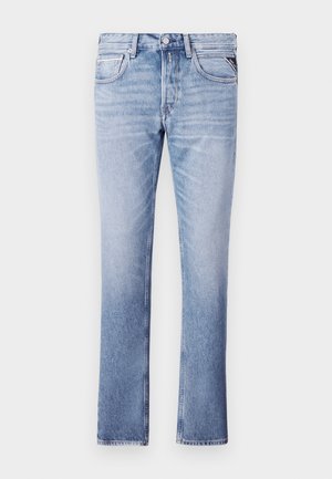 Hellblaue Denim-Jeans mit geradem Bein, fünf Taschen und sichtbaren Nähdetails. Glatte Textur und klassischer Schnitt.