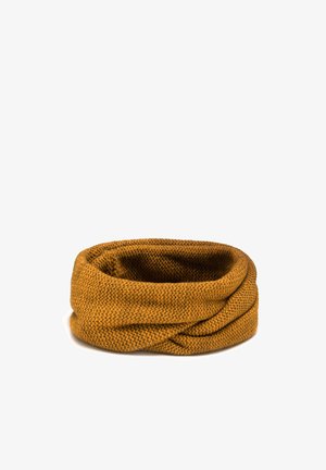 Gebreide nekwarmer in mosterdgeel, met een textuur en zachte uitstraling en een doorlopende, gedraaide ontwerpen voor extra diepte.