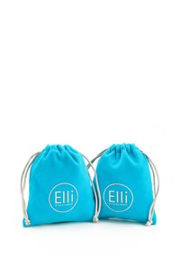Zwei türkisfarbene Stofftaschen mit Kordelzugverschluss, die ein rundes weißes Logo tragen, auf dem "Elli by Julie & Grace" steht. Glatte Textur.
