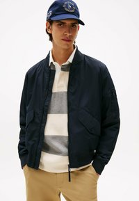 Tommy Hilfiger - PACKABLE WATER REPELLENT RELAXED - Chaquetas bomber - navy blue Imagen en miniatura 1