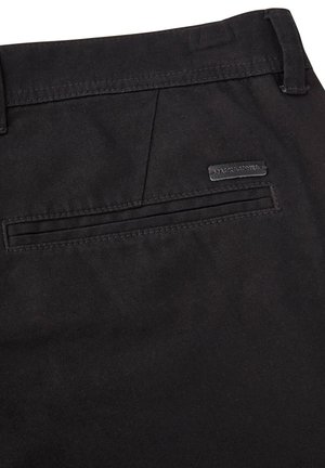 Schwarze Stoffhose mit einer Gesäßtasche und einem eleganten, dezenten Etikett. Das Material hat eine glatte Textur mit minimalen Nähdetails.