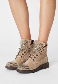 Alma en Pena Botines con cordones - taupe