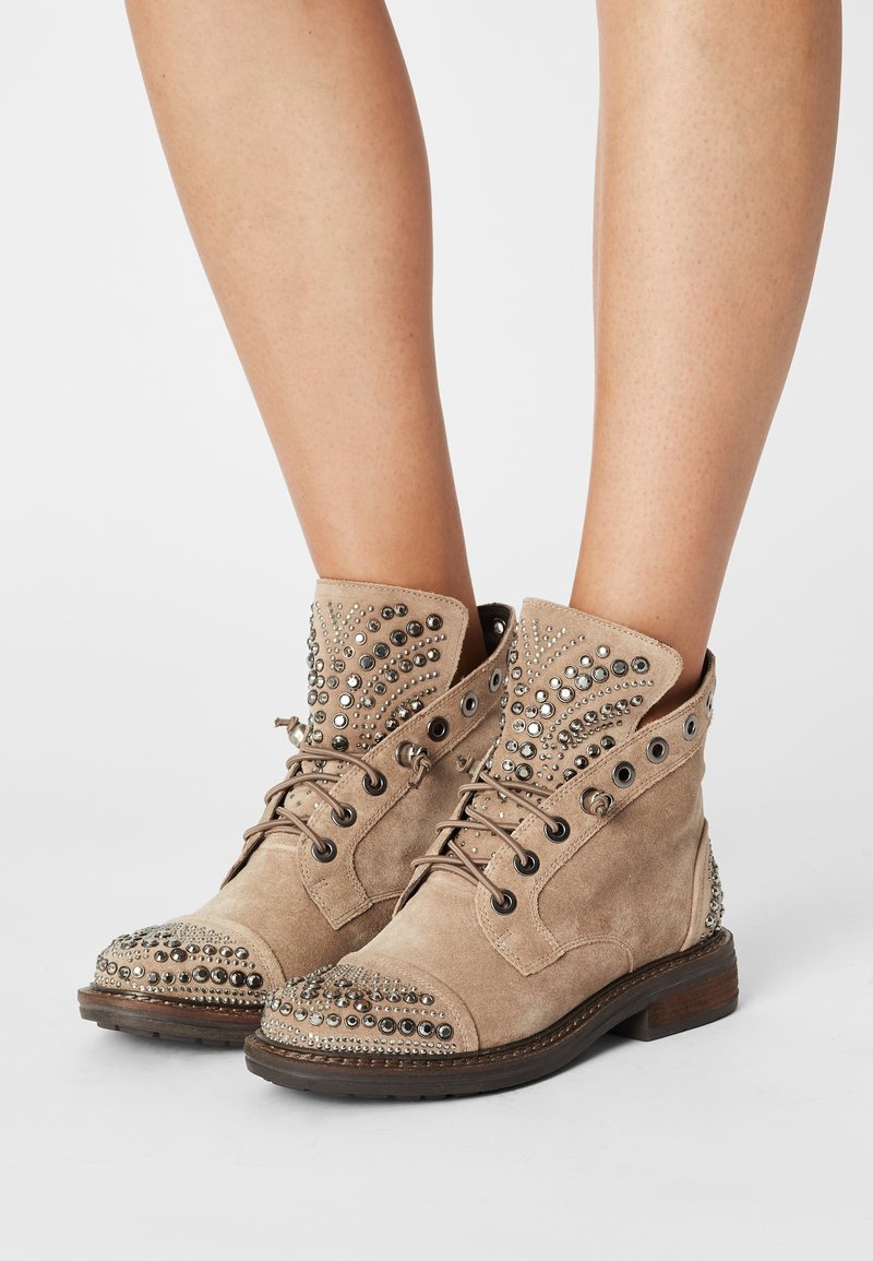 Alma en Pena Botines con cordones - taupe