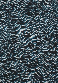 Tessuto blu e nero con motivo a fantasia che presenta linee ondulate astratte, con una finitura texture e un'etichetta visibile lungo il bordo inferiore.