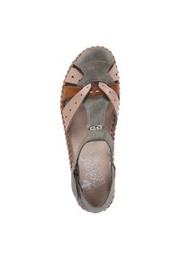 Sandale en cuir beige et gris avec un design à découpes, des brides marron et un bord cousu. Équipe d'une boucle réglable et d'une semelle intérieure texturée.